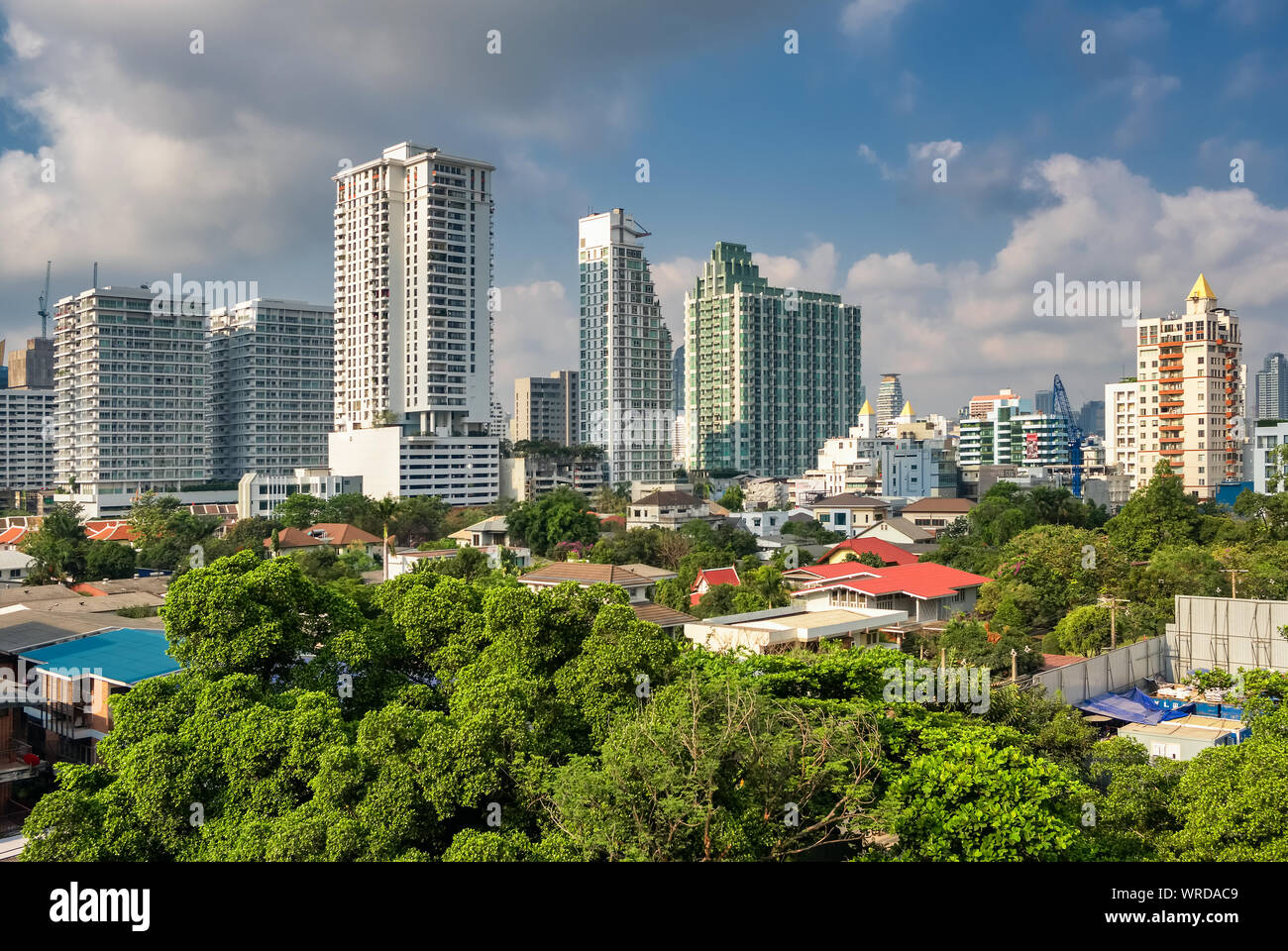 Moderne Wohnhäuser im grünen Viertel von Bangkok, Thailand Stockfoto