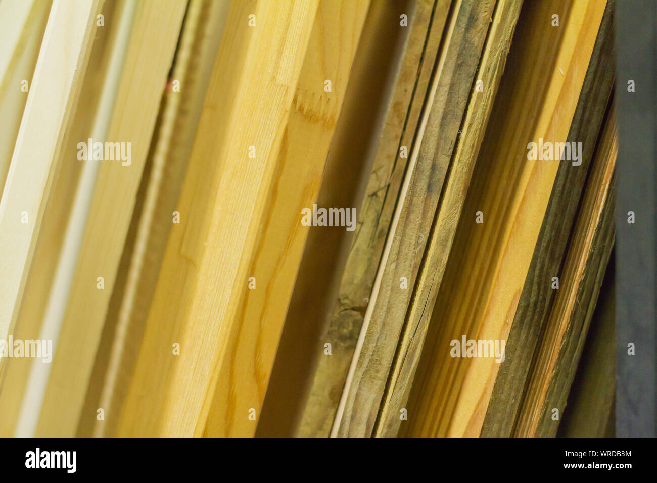 Holzlatten in Werkstatt Holz Nadelholz Kiefer Kiefernholz leisten Schreiner Tischler Stockfoto