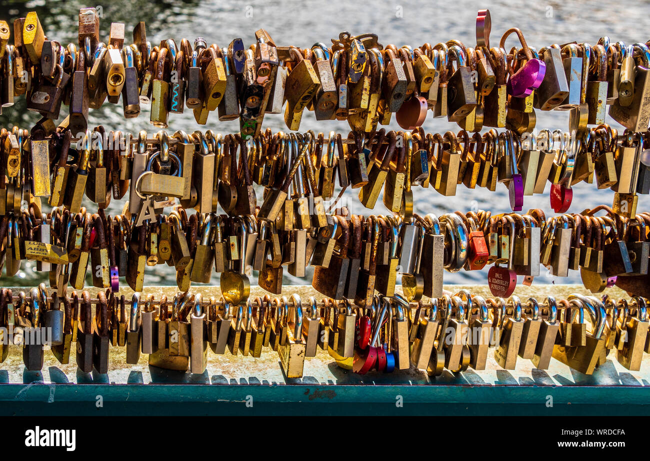 Weir Bridge in 'liebe Schlösser', über den Fluss Wye in Bakewell, einem Markt, der Stadt und in der Gemeinde Arlesheim Bezirk von Derbyshire, Großbritannien Stockfoto