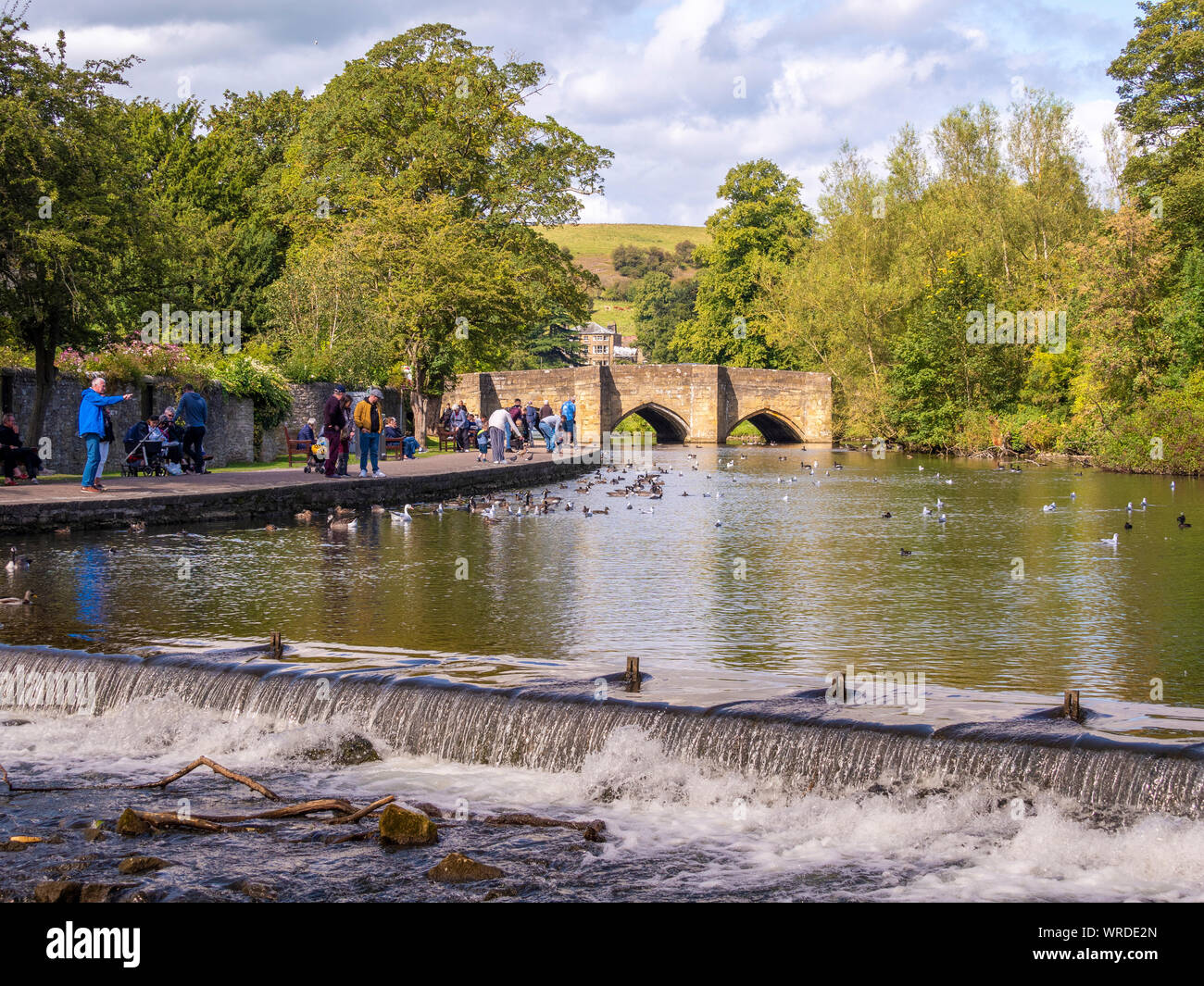 Wehr und Bakewell Brücke, eine gewölbte Steinbrücke über den Fluss Wye in Bakewell, Derbyshire Dales district Derbyshire, Großbritannien. Stockfoto