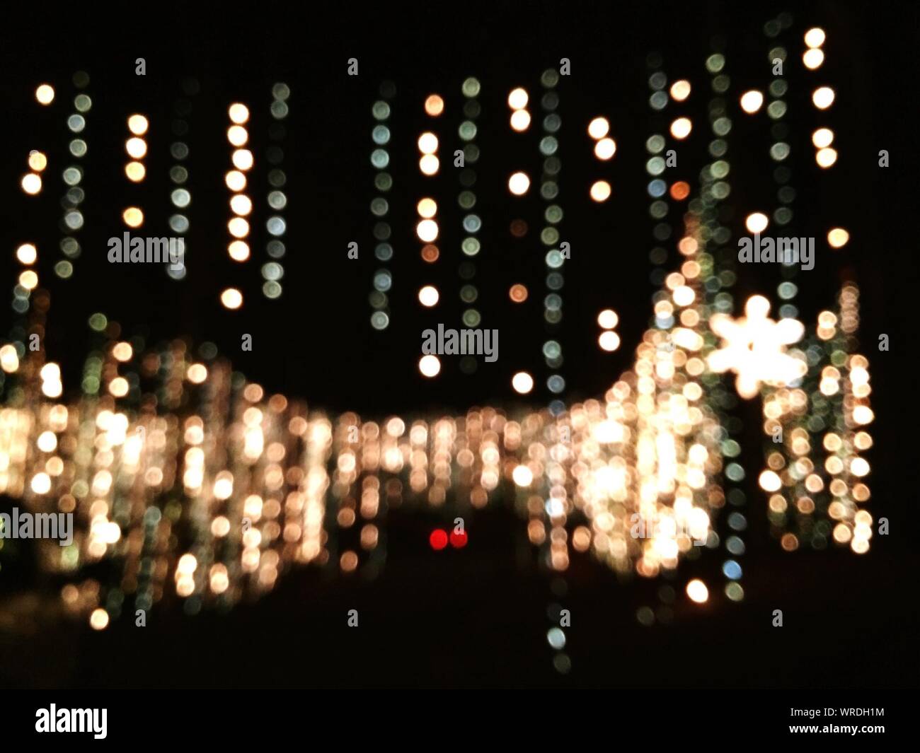 Defokussierten Bild der Beleuchtung Dekorationen auf Gebäude bei Nacht Stockfoto