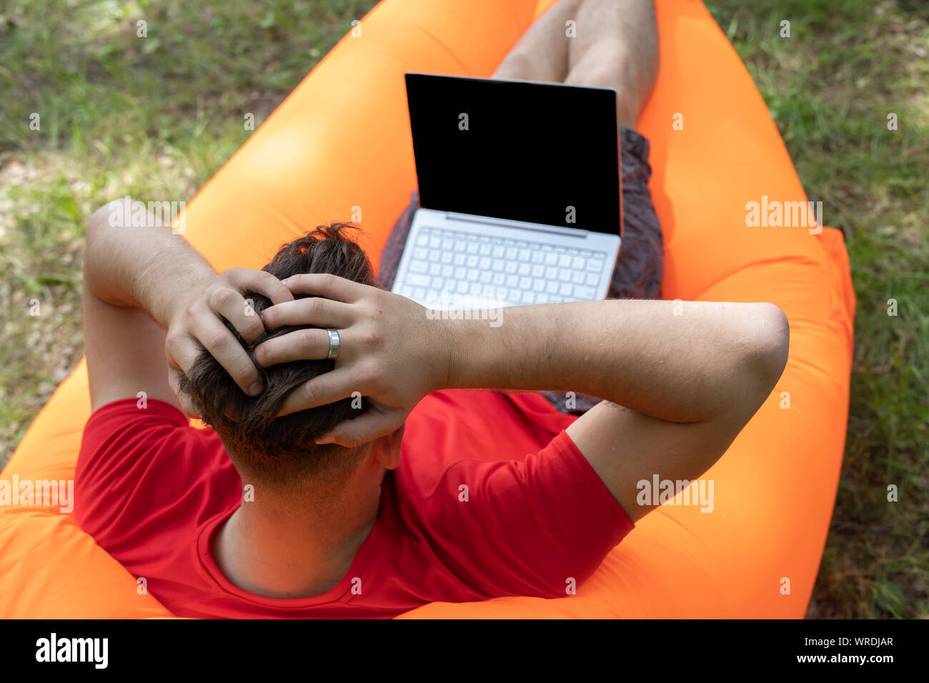 Alarmiert Mann umklammerte seinen Kopf. Das Konzept der Abklemmen des Internet, keine Verbindung. Der Laptop oder brach im Betrieb getrennt. System er Stockfoto