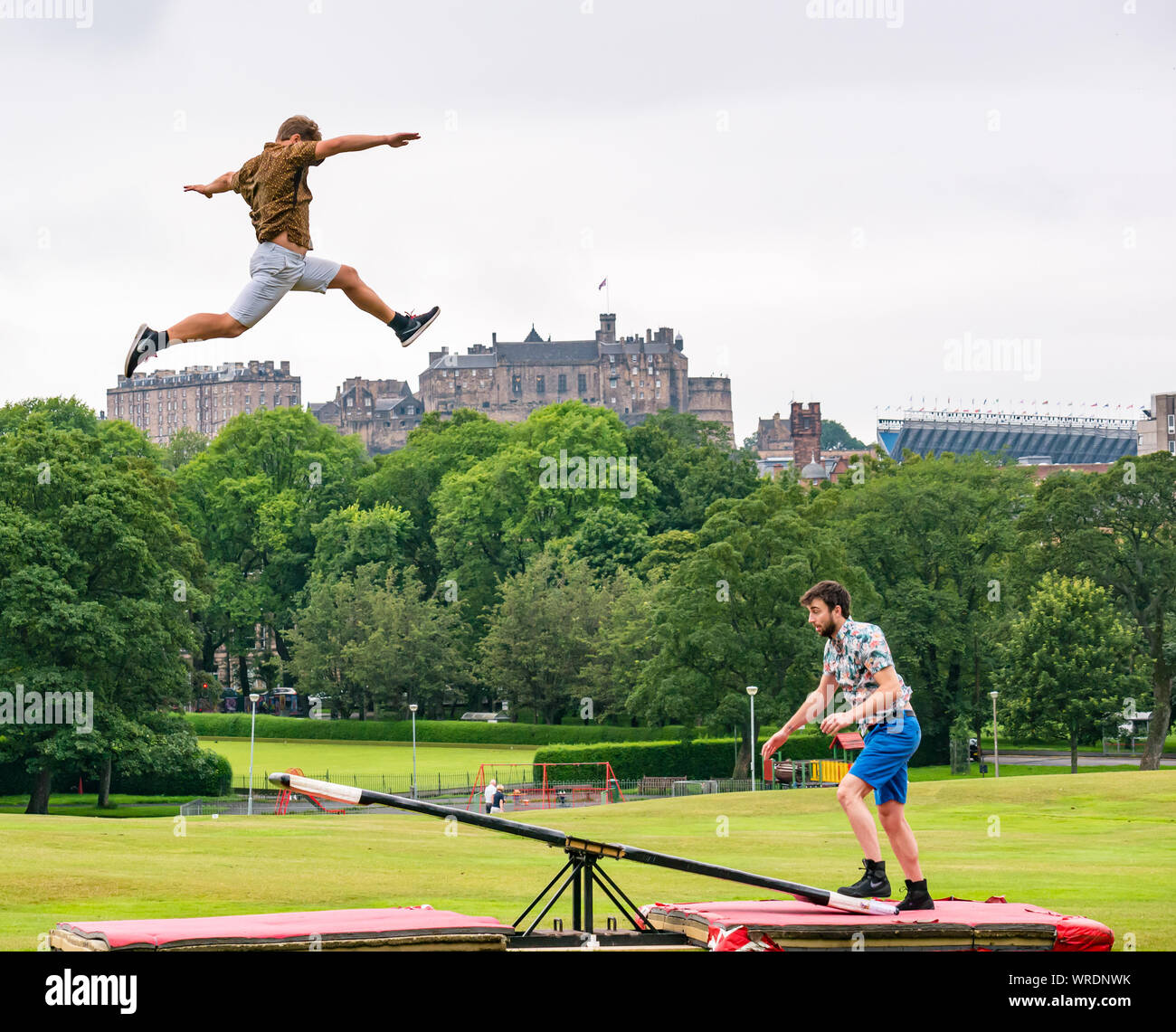 Finnische Akrobaten Rauli Dahlberg & Jarno Polhuijs, Super Sonntag, Rennen Pferd Unternehmen teeterboard auf das Edinburgh Castle, die Wiesen, die Schottland zu springen Stockfoto