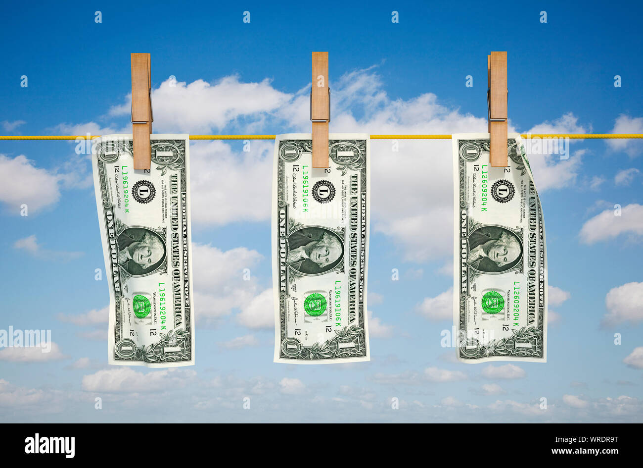 Geldwäsche, US-Dollar-Trocknung auf einer Wäscheleine, Konzept Stockfoto