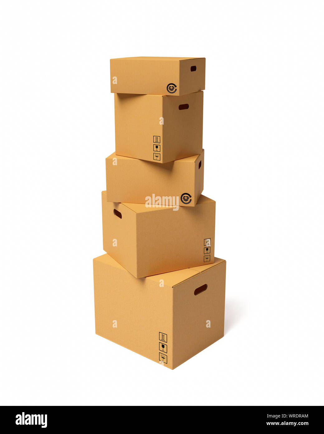 Stapel von fünf leeren Kartons in verschiedenen Größen, geschlossen auf weißem Hintergrund Stockfoto