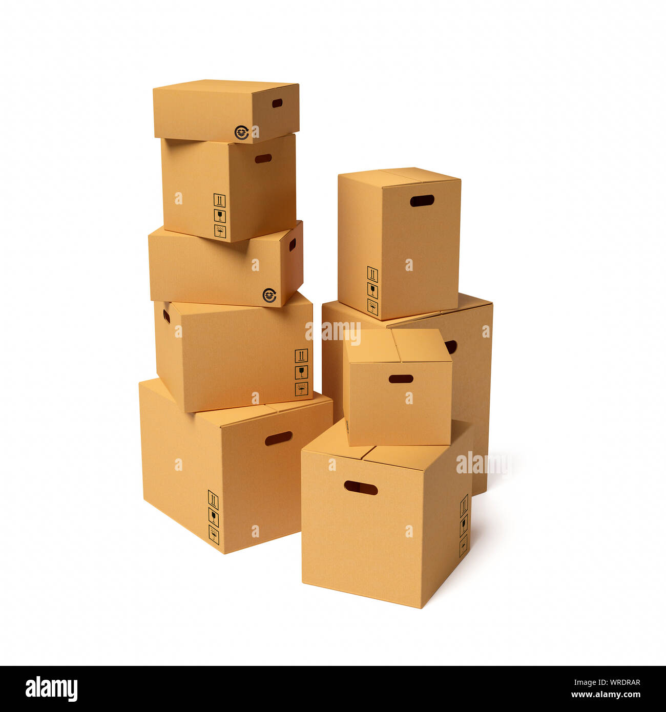 Stapel von neun leere Kartons in verschiedenen Größen, geschlossen auf weißem Hintergrund Stockfoto