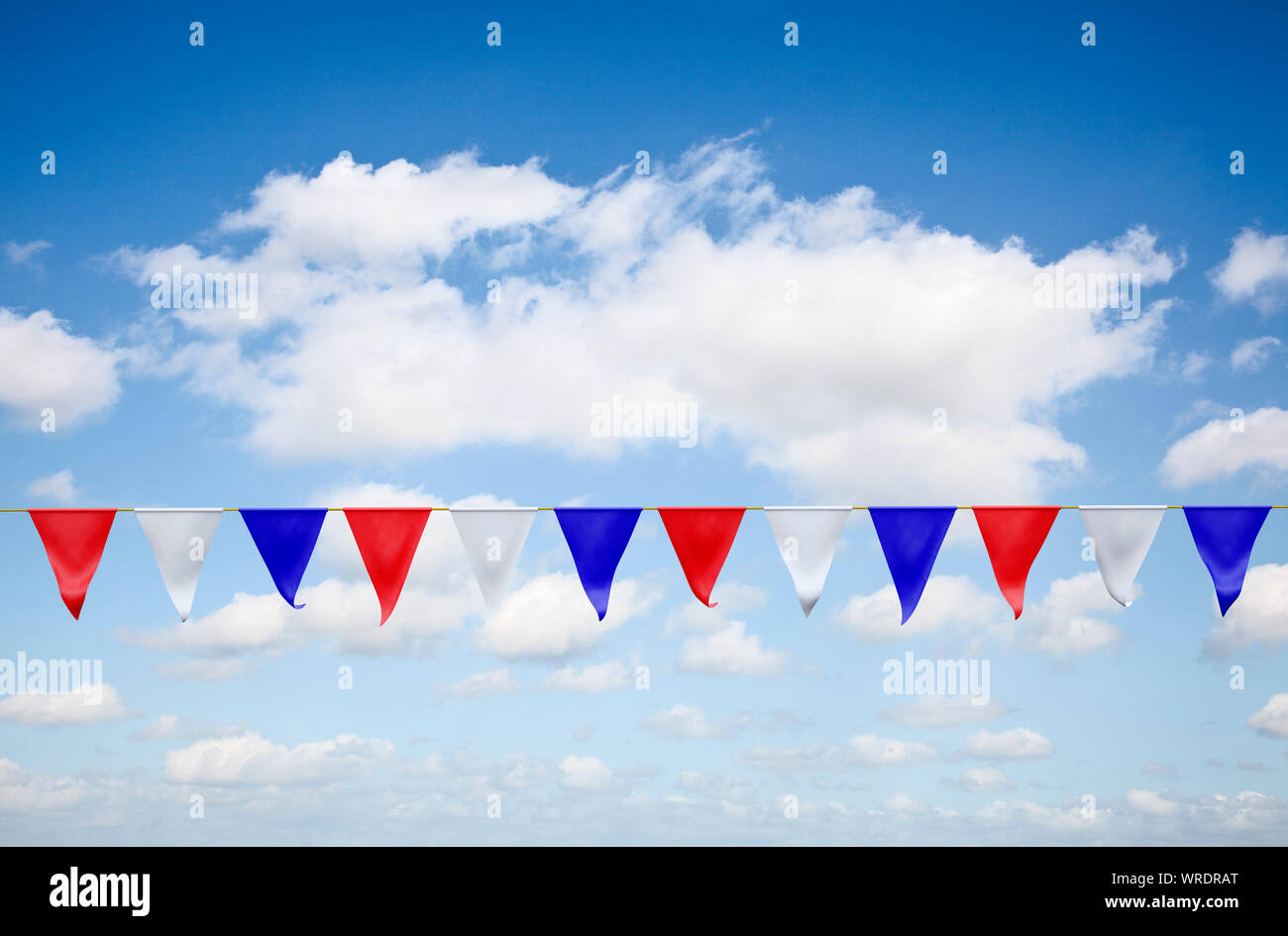 Rot, Weiß und Blau wimpelketten vor blauem Himmel Stockfoto