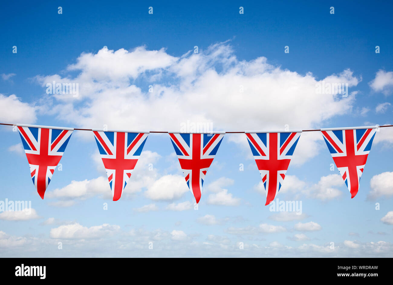 Union Jack Flagge vor blauem Himmel Stockfoto