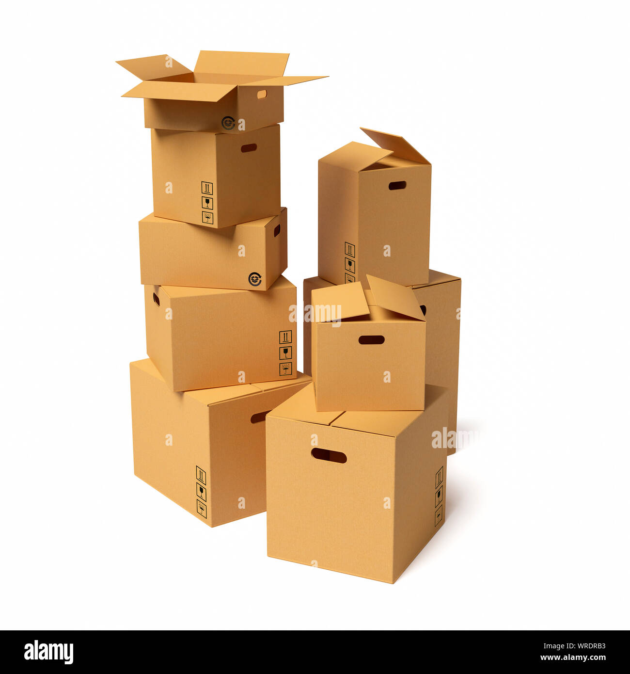 Stapel von neun leere Kartons in verschiedenen Größen, einige öffnen auf weißem Hintergrund Stockfoto