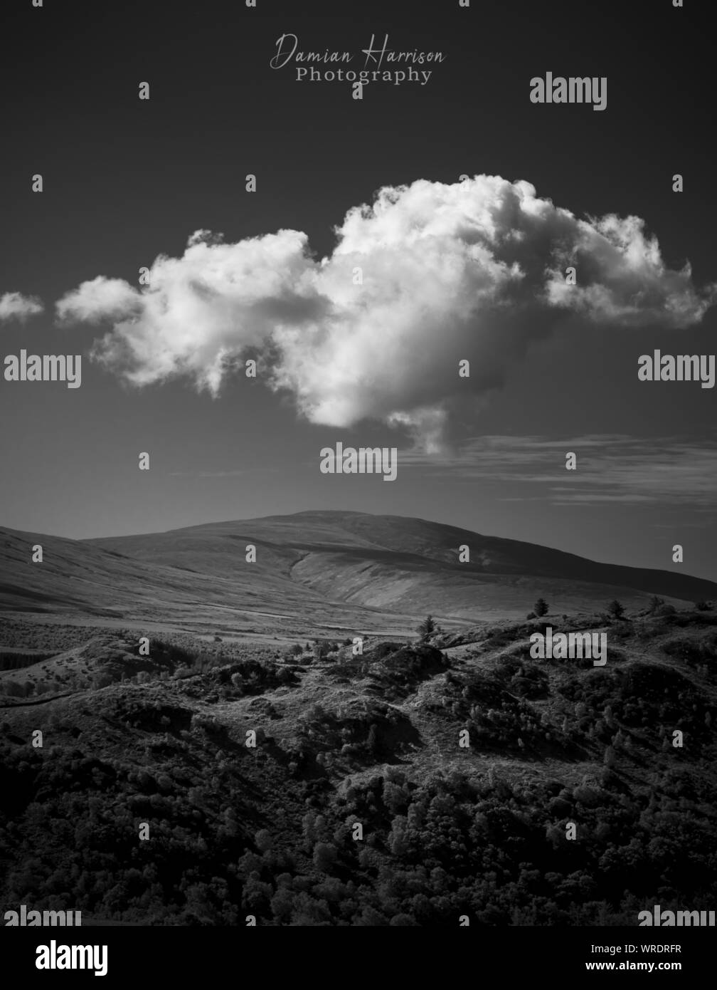 Ein ziemlich genial Cloud erstellen Schatten auf dem Berg Stockfoto