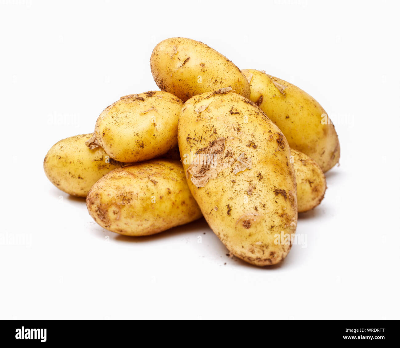 Neue Kartoffeln auf weißem Hintergrund Stockfoto