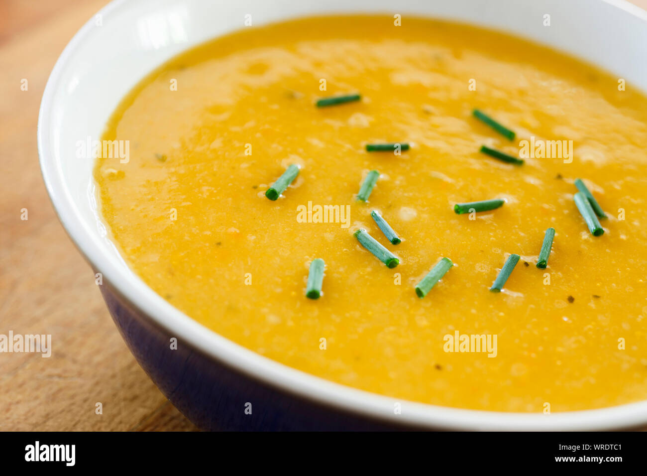 Schale mit frischem Gemüse Suppe mit gehackten Schnittlauch Stockfoto