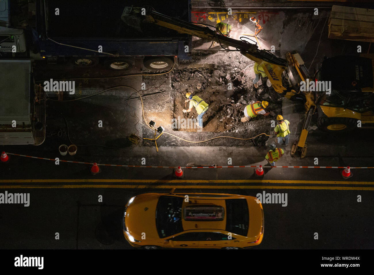 Stadt Arbeiter an einem Abend Grossbaustelle, Instandsetzung der Infrastruktur, New York City, USA Stockfoto