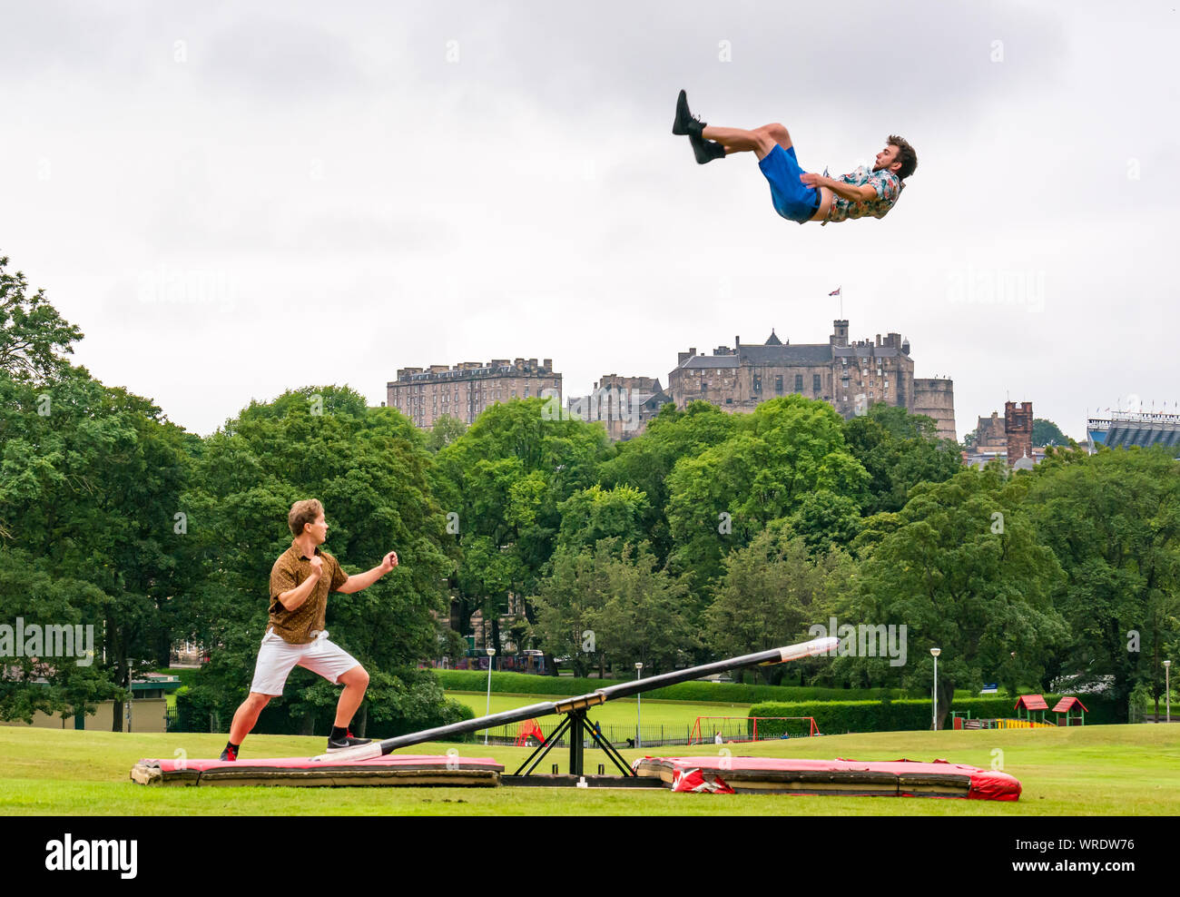 Finnische Akrobaten Rauli Dahlberg & Jarno Polhuijs, Super Sonntag, Rennen Pferd Unternehmen teeterboard auf das Edinburgh Castle, die Wiesen, die Schottland zu springen Stockfoto