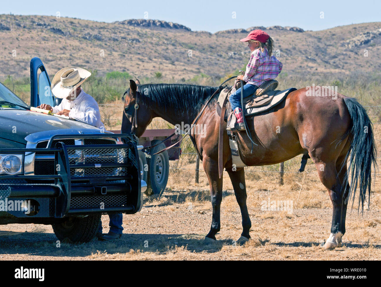 Junge Madchen Ihren Vater Zu Beobachten Eine Ranch Manager Auf Mit Entsprechenden Karrieredurchschnitten Gelieferten Rinder Nach Einer Zusammenfassung Auf Einer West Texas Ranch Stockfotografie Alamy