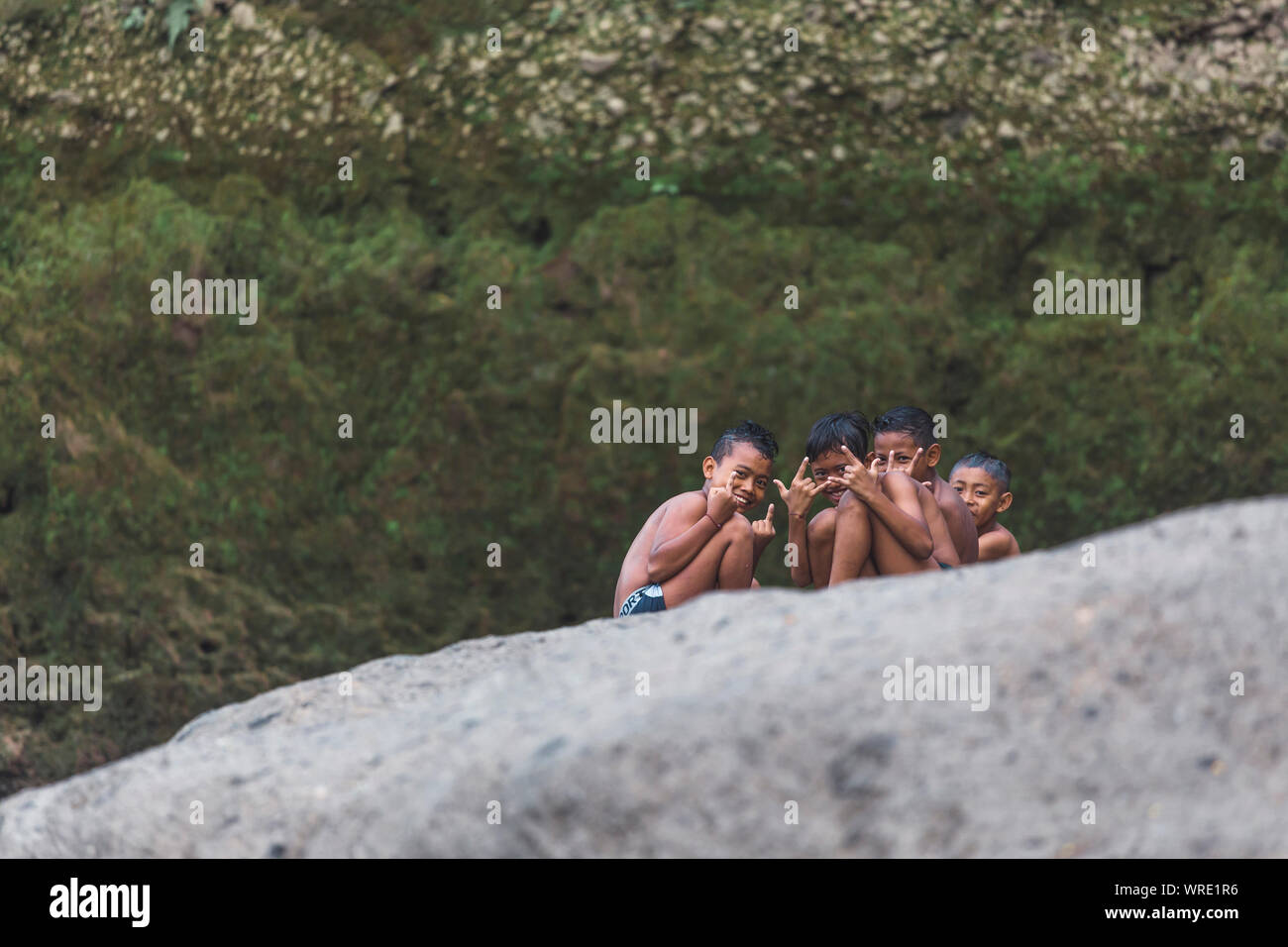 Asiatische Kinder suchen in der Kamera Stockfoto