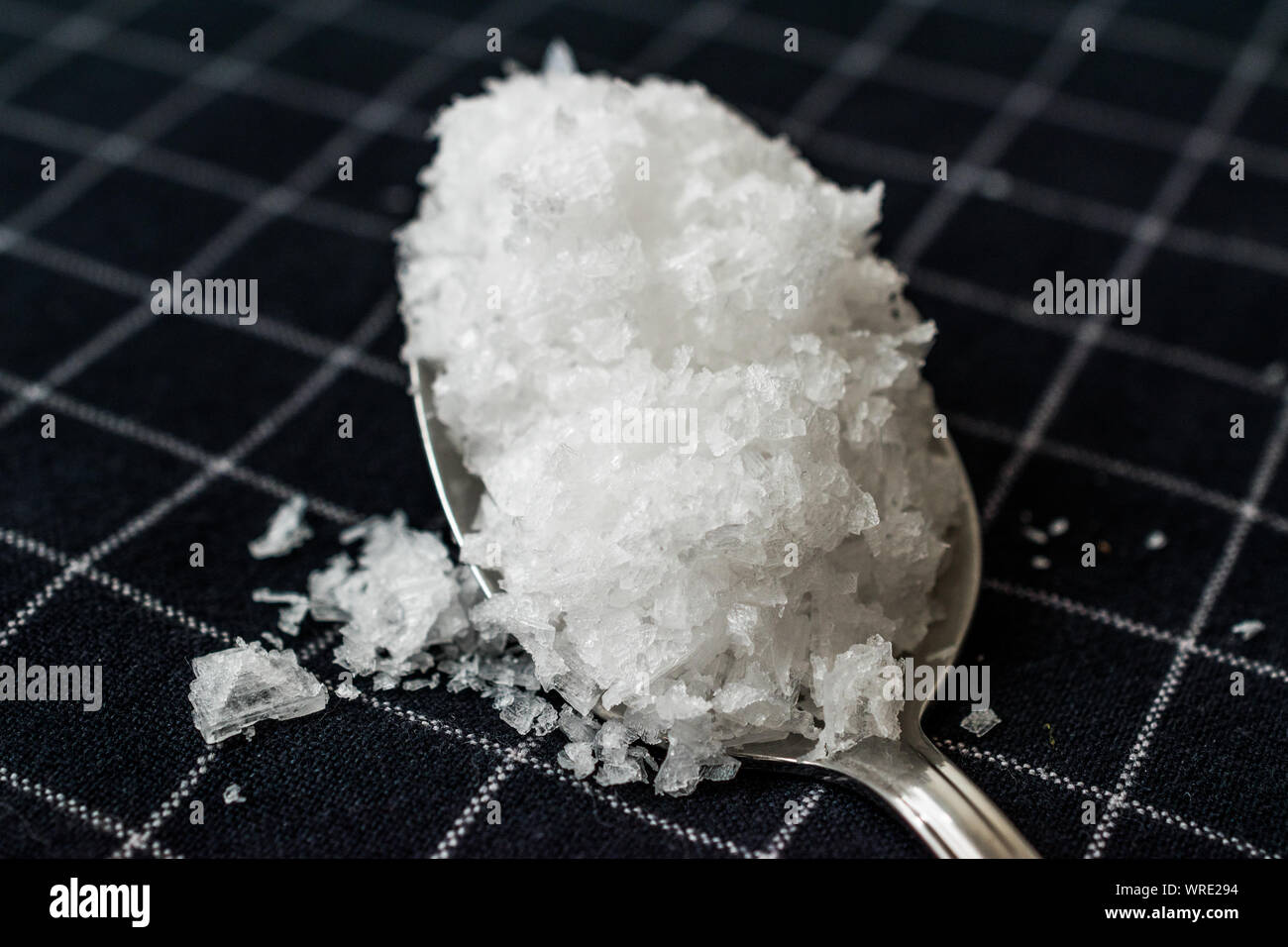 Maldon Sea Salt Flakes in Löffel. Einsatzbereit. Ökologische Lebensmittel. Stockfoto