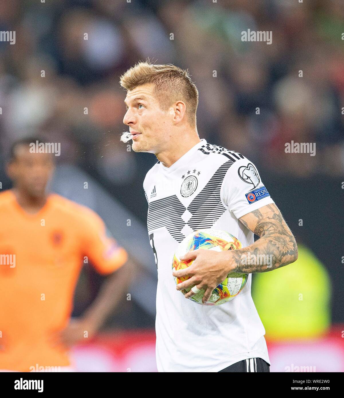 Hamburg, Deutschland. 01. Jan 2016. Toni Kroos (GER) mit Kugel, Ausspucken, Spit Fussball Laenderspiel, EM-Qualifikation, Deutschland (GER) - Niederlande (NED) 2:4 am 06.09.2019 in Hamburg/Deutschland. € | Nutzung der weltweiten Kredit: dpa/Alamy leben Nachrichten Stockfoto