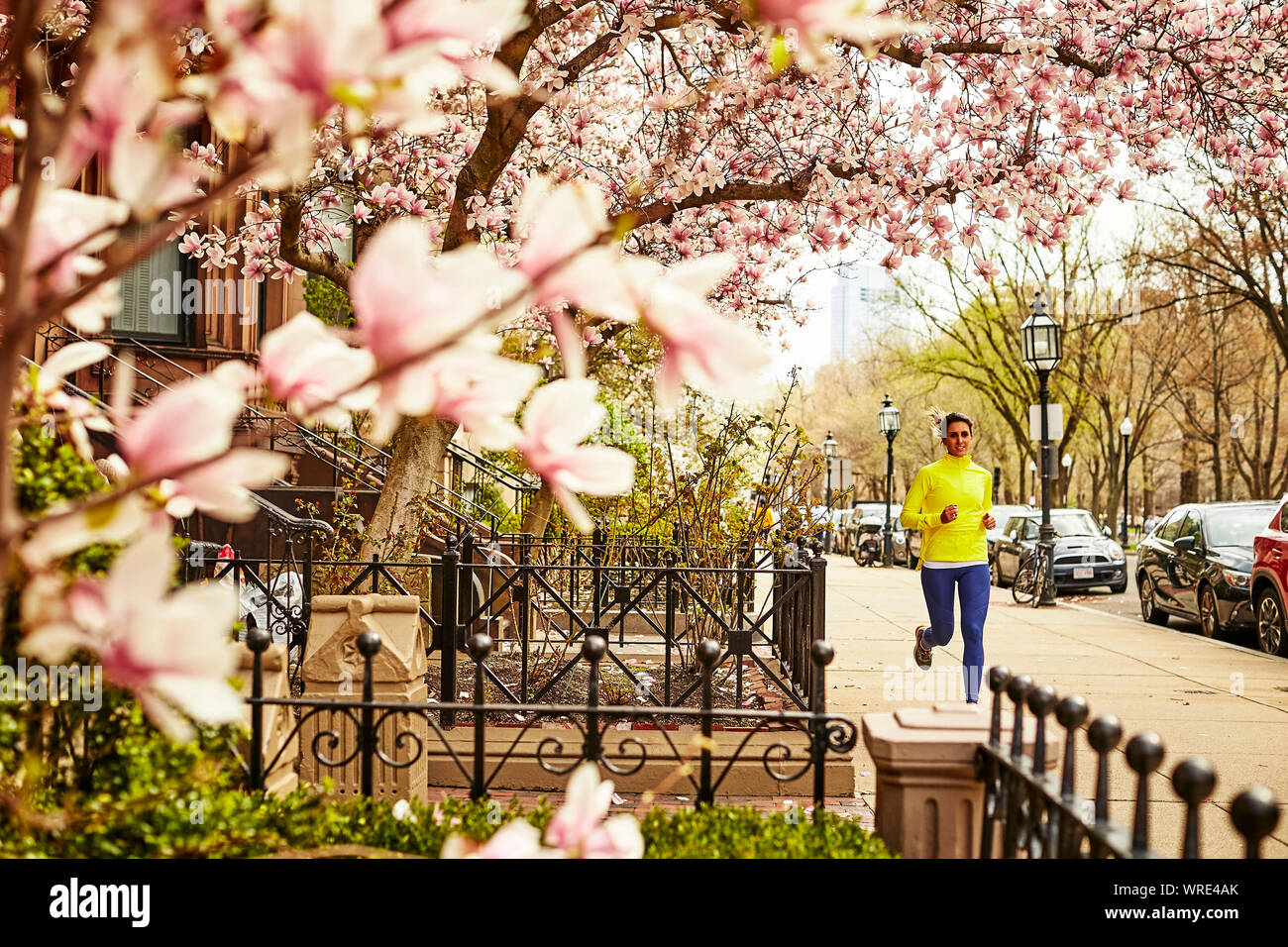 Eine Frau, die eine Stadt Straße in Boston im Frühling. Stockfoto