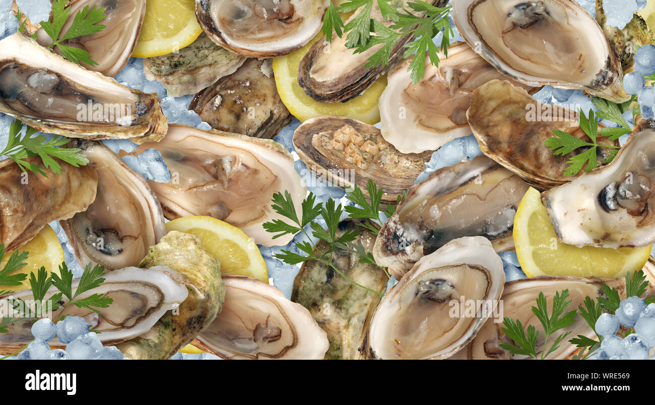 Austern und Meeresfrüchte Hintergrund als frische Leckerbissen der rohe Meeresfrüchte Spezialitäten mit Zitronen und Eis. Stockfoto