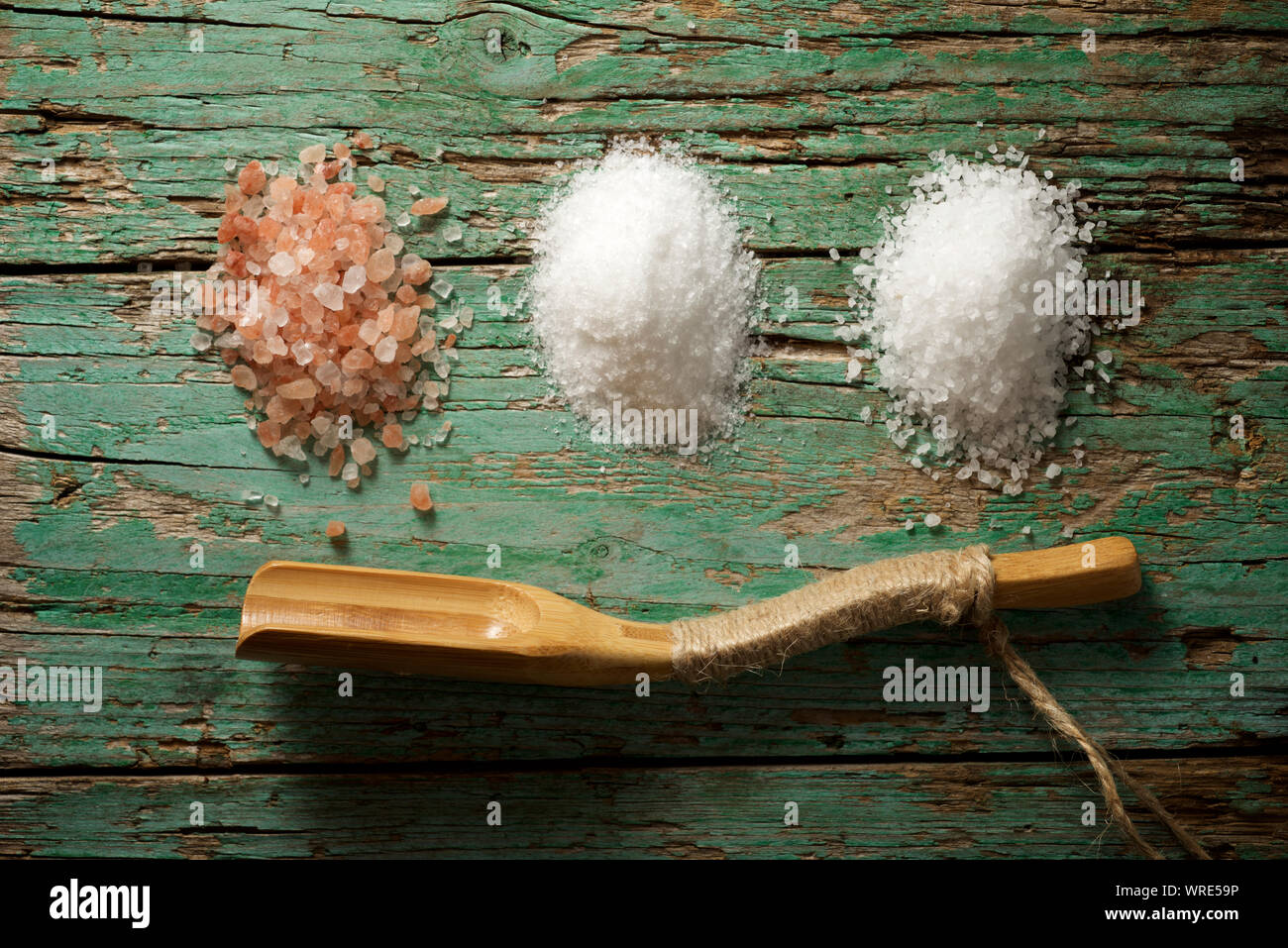 Himalaya Salz, fein Salz und grobem Salz auf einen hölzernen Tisch. Stockfoto