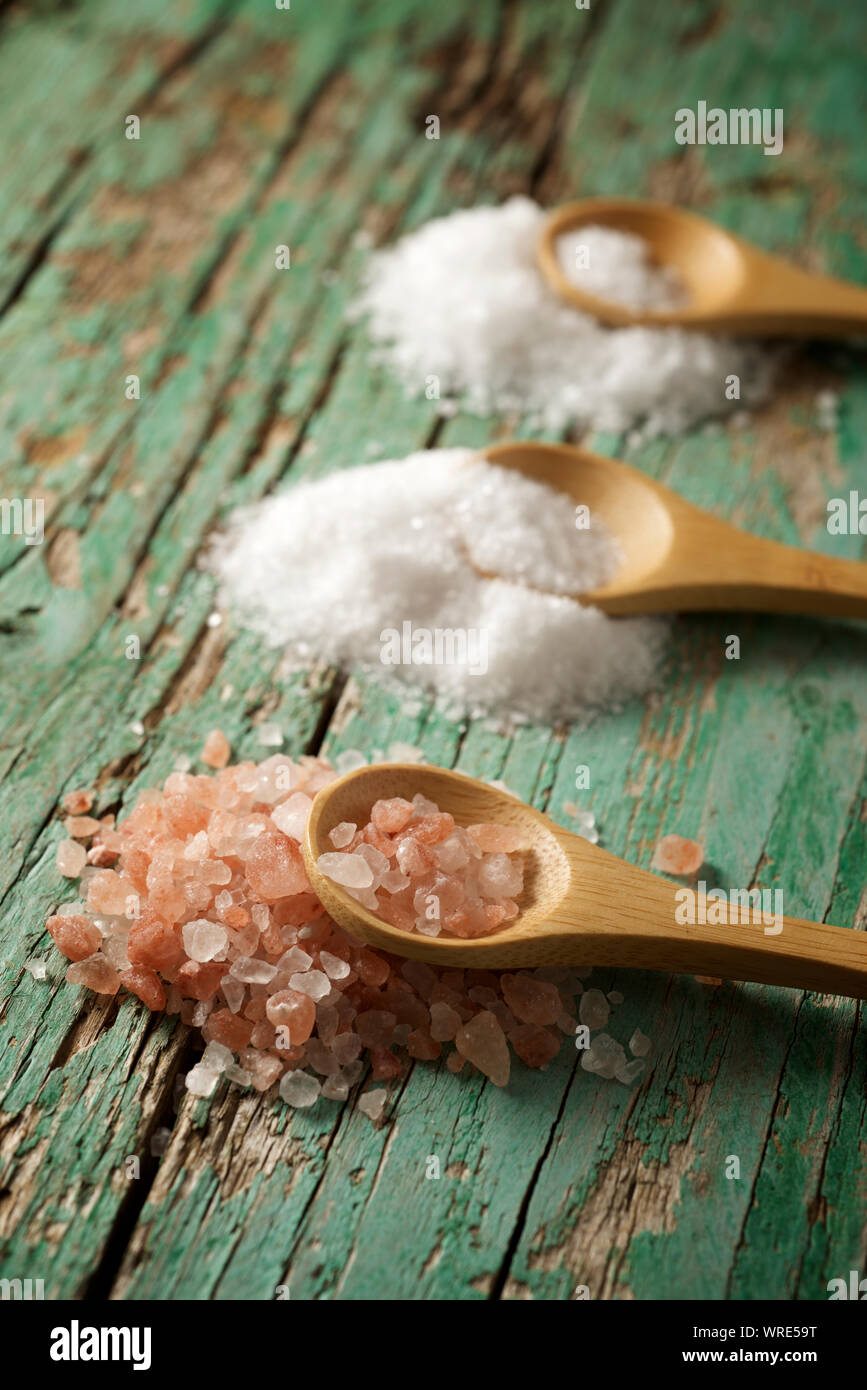 Himalaya Salz, fein Salz und grobem Salz auf einen hölzernen Tisch. Stockfoto