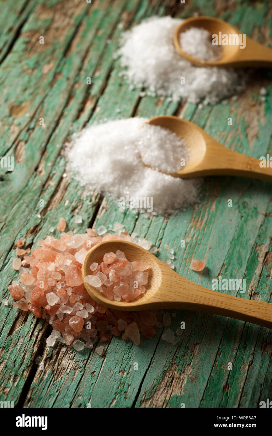 Himalaya Salz, fein Salz und grobem Salz auf einen hölzernen Tisch. Stockfoto