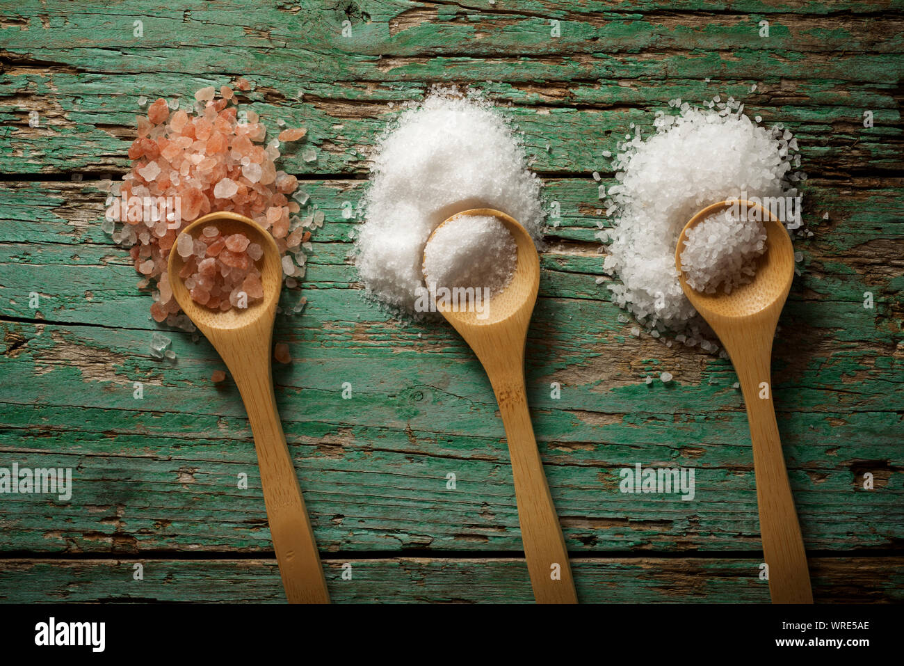 Himalaya Salz, fein Salz und grobem Salz auf einen hölzernen Tisch. Stockfoto
