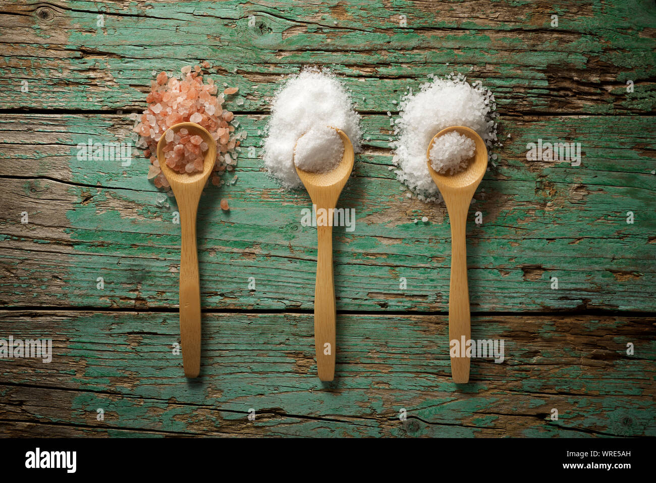 Himalaya Salz, fein Salz und grobem Salz auf einen hölzernen Tisch. Stockfoto