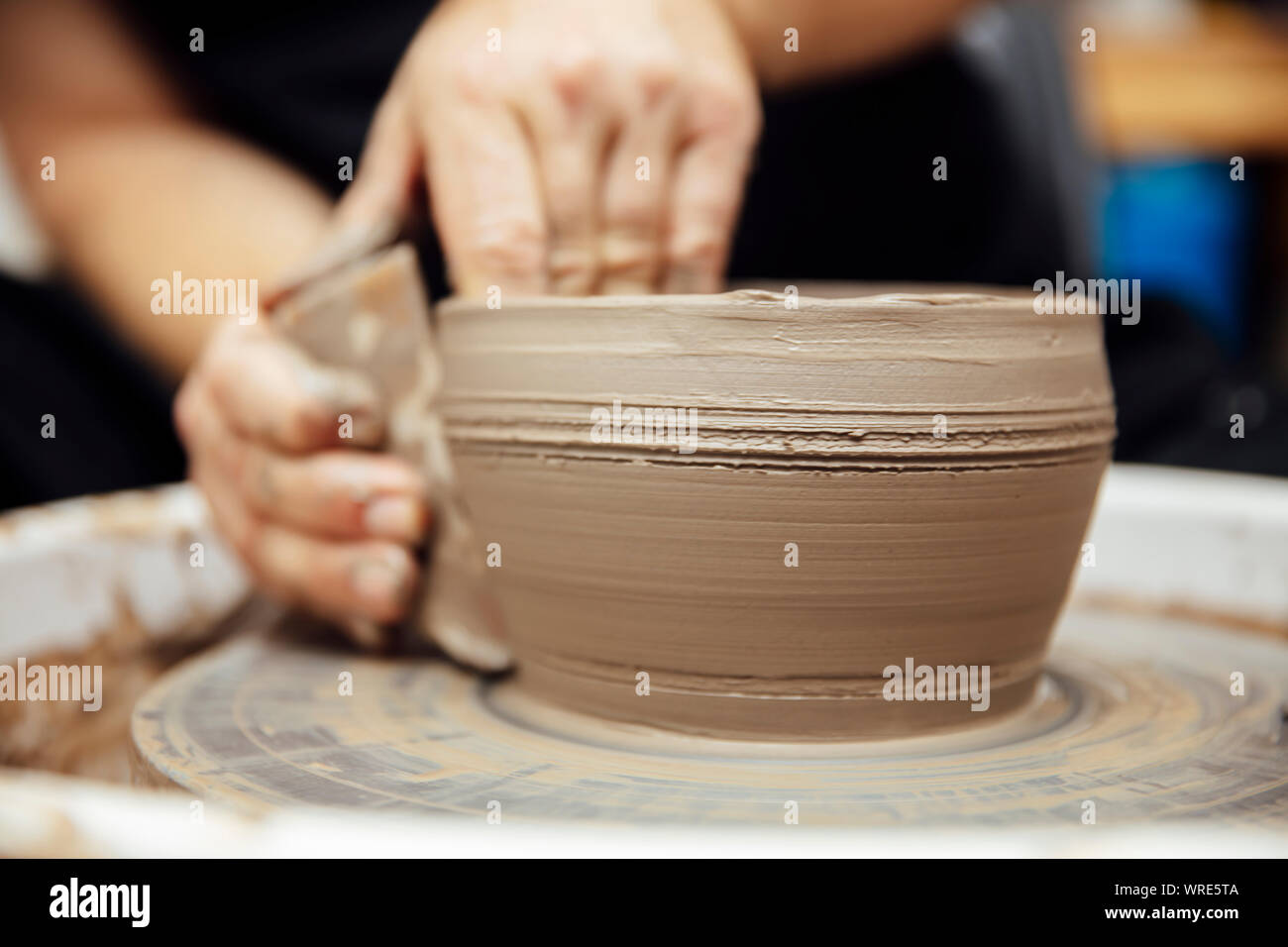 Close up Detailansicht in einem mail Künstler macht Ton auf einem Drehrad Stockfoto