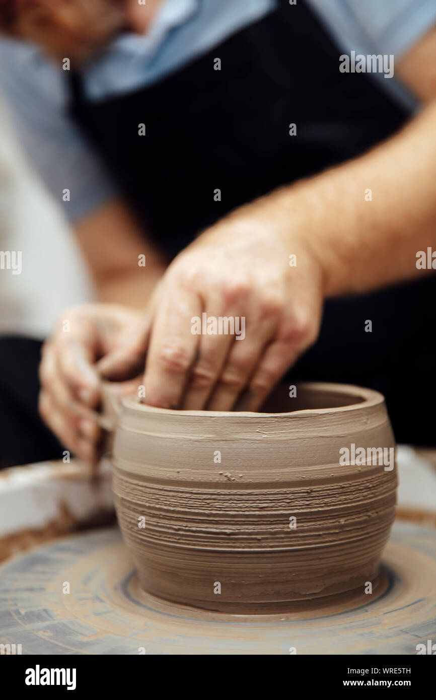 Close up Detailansicht in einem mail Künstler macht Ton auf einem Drehrad Stockfoto