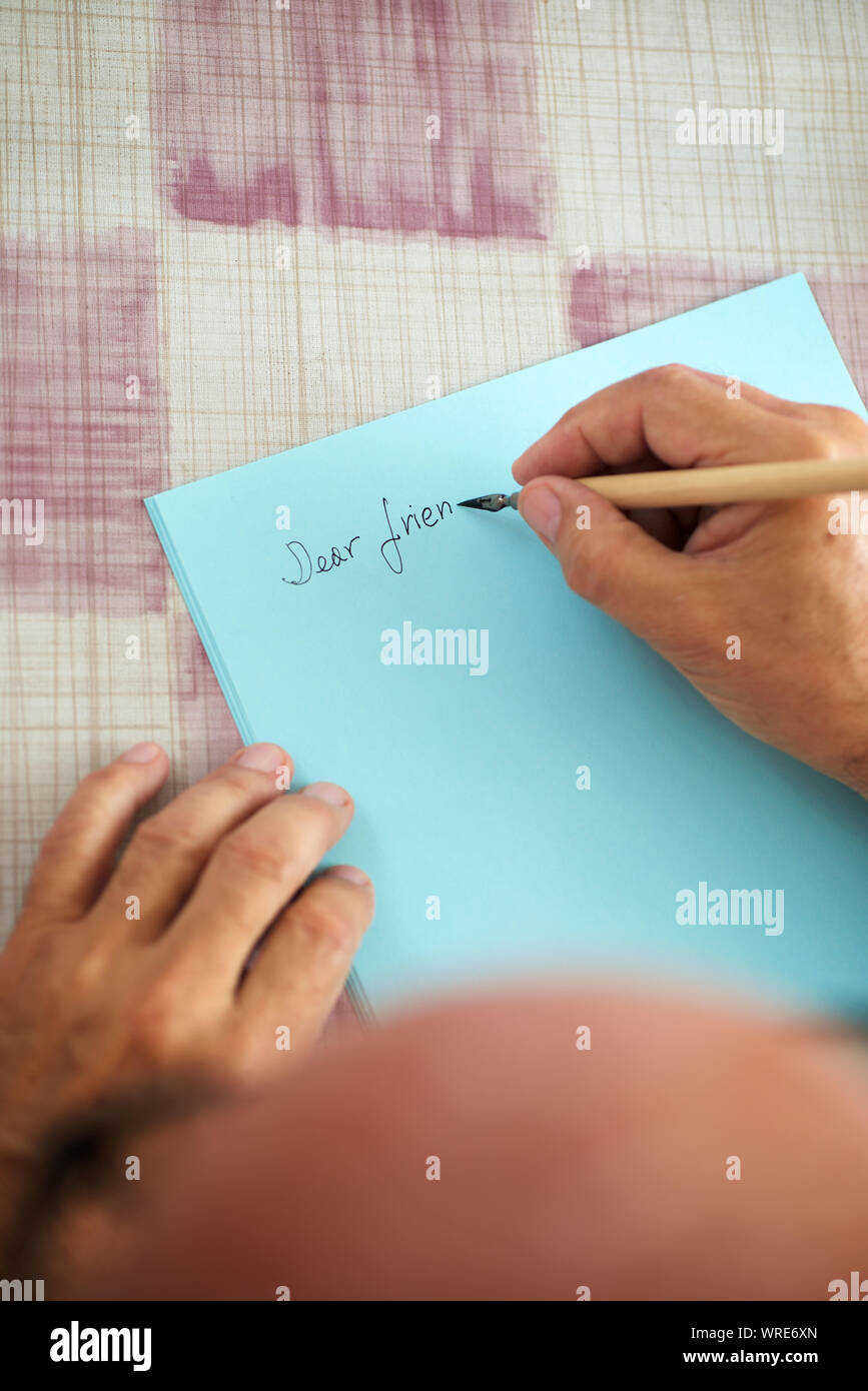 Ältere Menschen schreiben einen Brief an einen Freund. Stockfoto