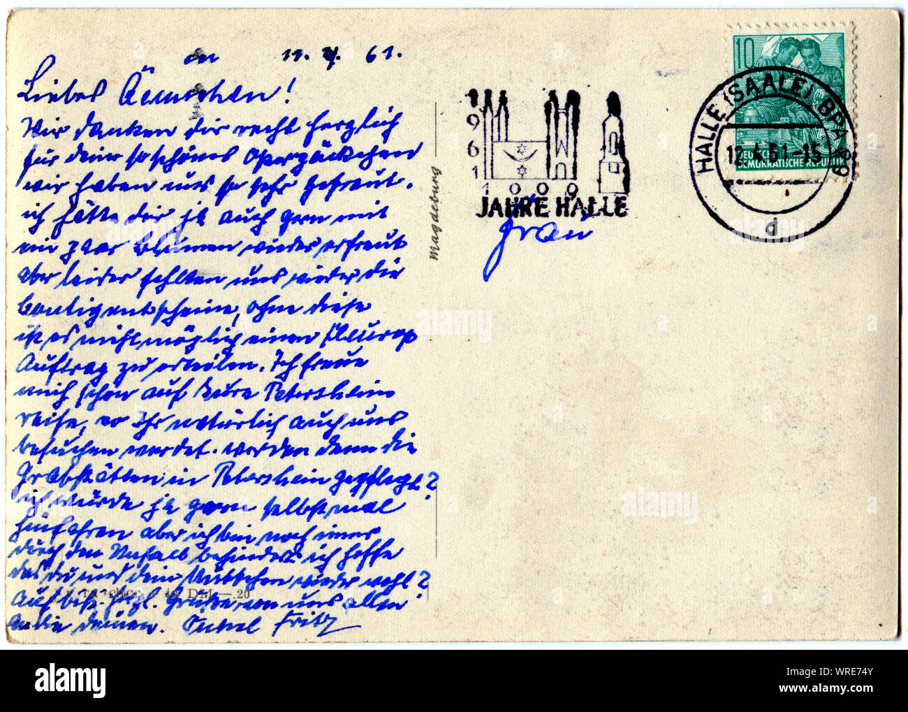 Rückseite einer alten Postkarte mit Briefmarke und handrwriting. Ca. 1961 Stockfoto