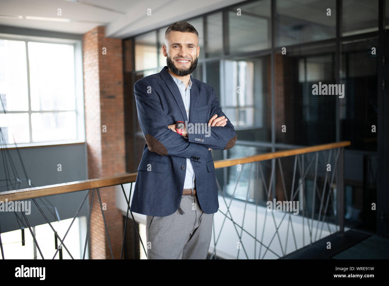 Unternehmer tragen stilvolle Jacke Gefühl begeistert und motiviert Stockfoto
