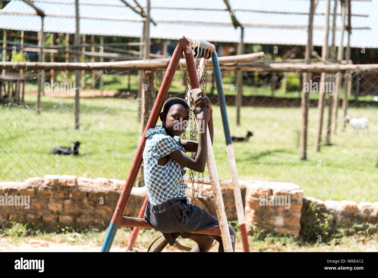 Ugandische Mädchen spielen auf Swing Stockfoto