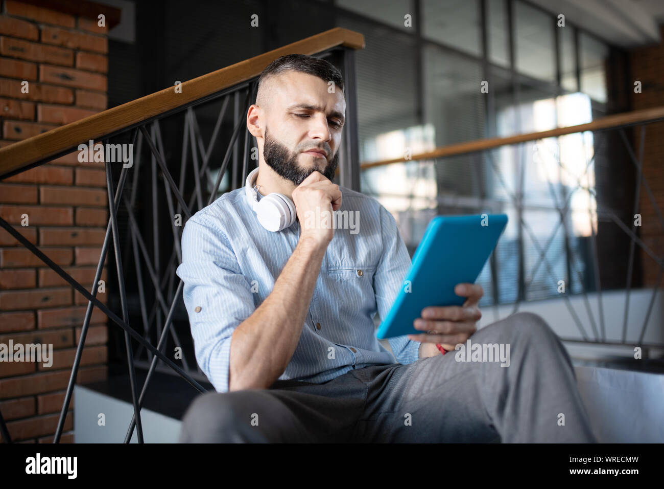 Geschäftsmann Lesen von E-Mails und das Gefühl, gut durchdachte Stockfoto