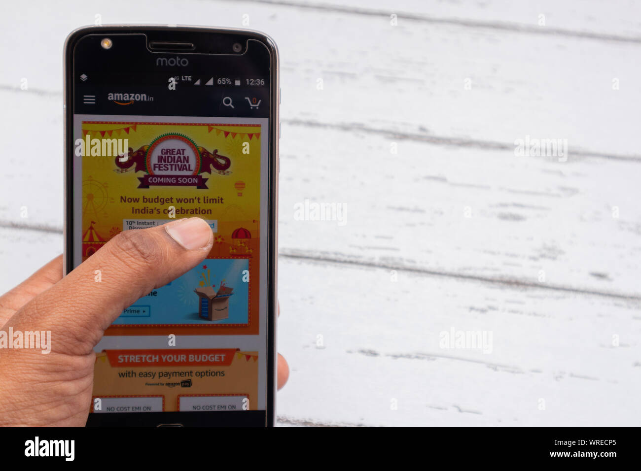 Maski, Indien - September 10, 2019: der Kunde Kontrolle Amazon Great Indian festival Verkauf bald auf Amazon Android Applikation kommt. Stockfoto