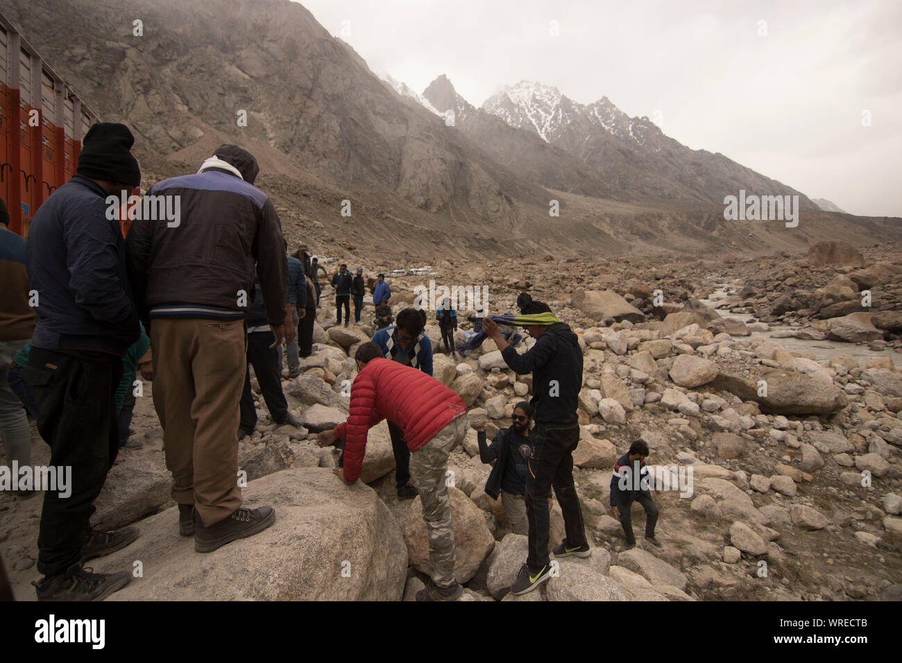 Kaputte Straßen- und mutige Menschen des Himalaya Stockfoto