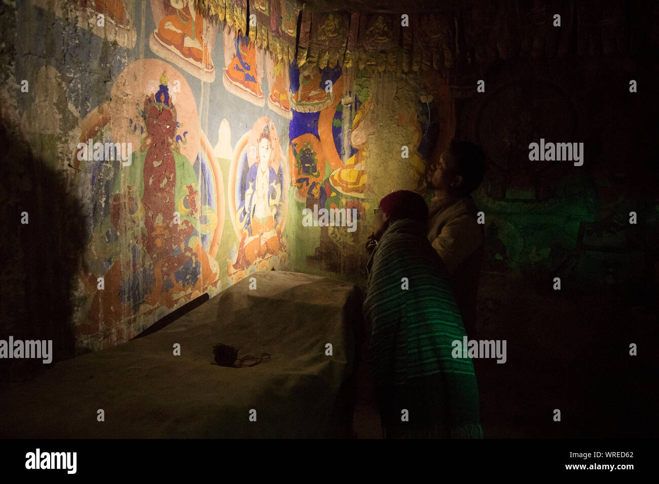 Licht in der Dunkelheit. Ein Leitfaden zeigt die uralte Kunst an der Mauer des historischen Kloster Lalung in Himachal Pradesh, Indien. Stockfoto