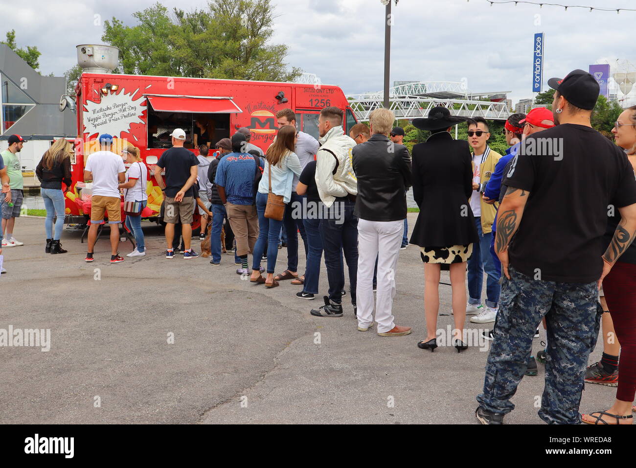 Die Menschen warten in Einklang Essen aus einem Lebensmittel Lkw während einer Car Show in Toronto in Kanada zu kaufen; im Sommer 2019. Stockfoto