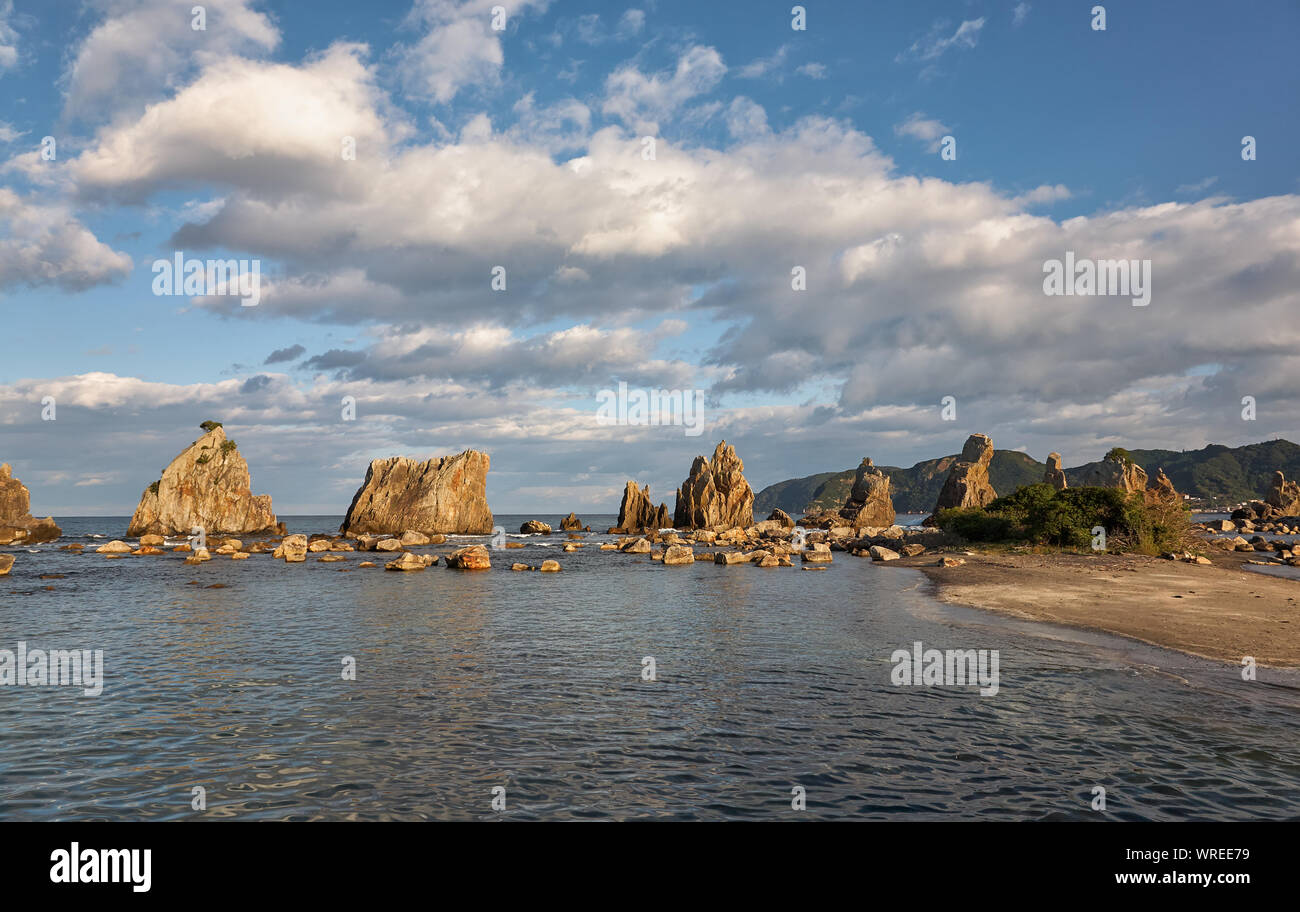 Hashigui-iwa (Brückenpfeiler Felsen) - die Serie von Felsen in Richtung Oshima Island in der Nähe von Kushimoto im Licht der untergehenden Sonne. Präfektur Wakayama. Honshu Stockfoto