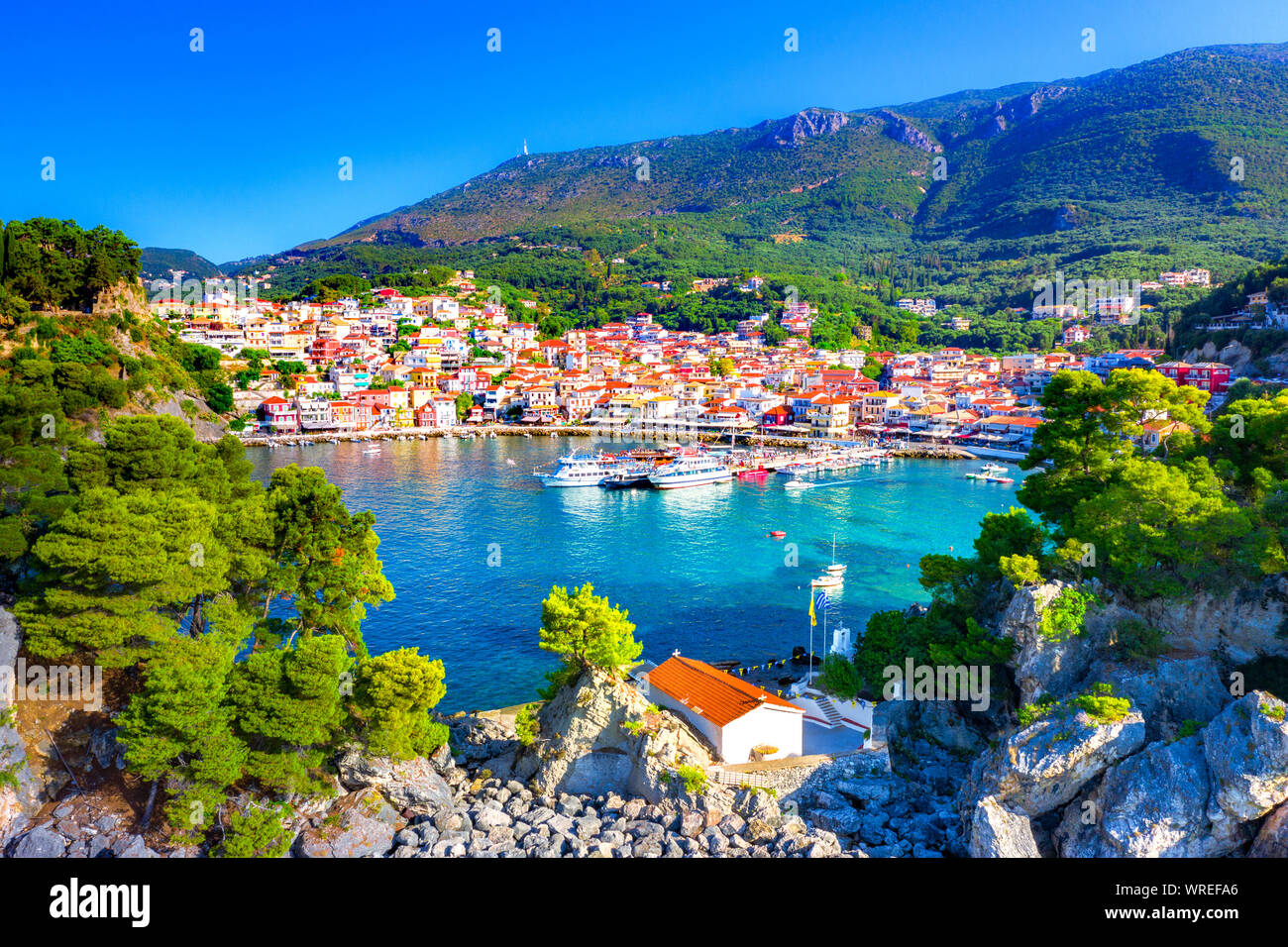 Panoramablick auf die malerische Stadt Parga, Griechenland Stockfoto