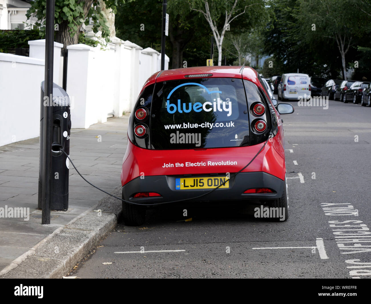 Bolloré Bluecar Bluecity auto Teilen an eine Ladestation Notting Hill, London, UK Stockfoto