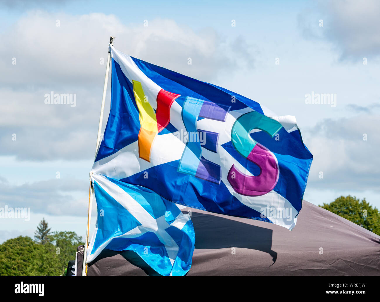 Alle unter einem Banner Unabhängigkeit (auob) Rallye, Perth, Schottland, UK. Eine bunte Ja saltire Flagge Stockfoto