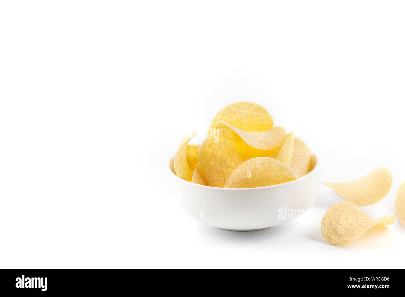 Leckere Chips die weißen Haufen und einige auf dem Hintergrund. Selektive konzentrieren. Healthcare Konzept. Bild mit Kopie Raum, horizontal. Stockfoto