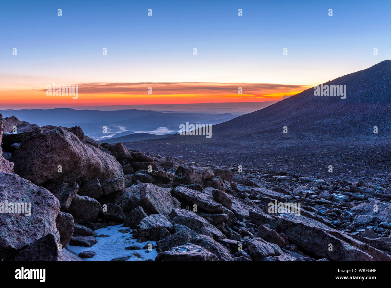 Boulder Bereich im Morgengrauen - Erste Sonnenlicht strahlt auf Boulder Bereich an der Basis des Longs Peak, Rocky Mountain National Park, Colorado, USA. Stockfoto