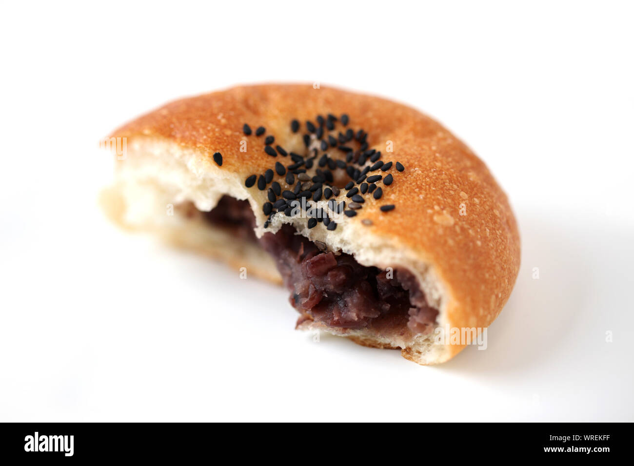 Runde Brot süsse rote Bohne bun Closeup auf weißem Hintergrund Stockfoto