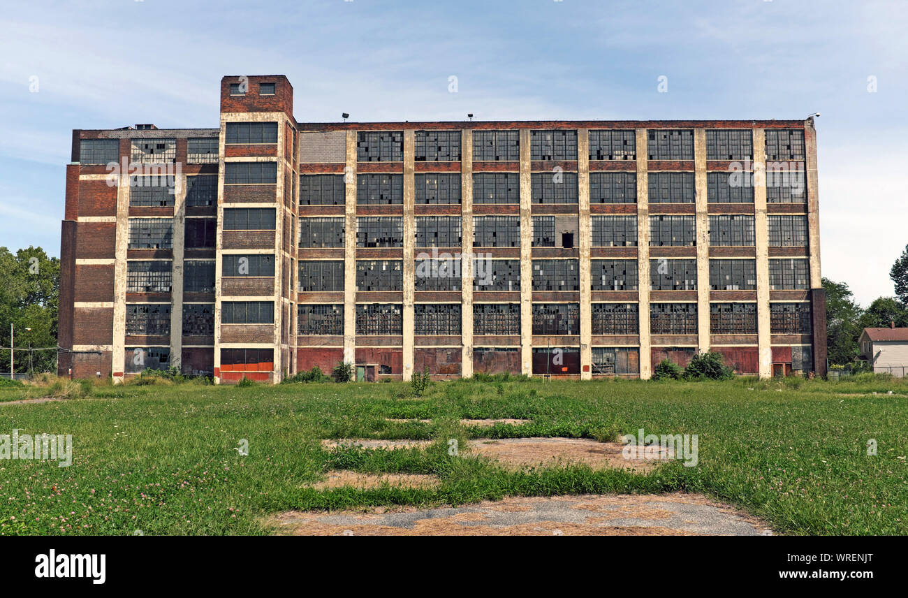 Blick von der East 49th Street in Cleveland, Ohio, USA von der zum Ritter getragenen und verlassenen Richman Brothers Factory, die 1990 geschlossen wurde. Stockfoto