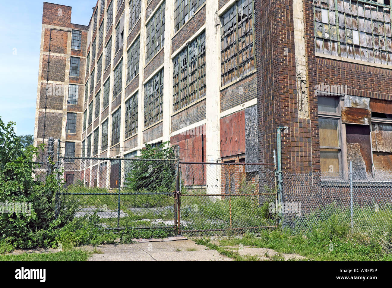 Die Richman Brothers Factory an der East 55th Street in Cleveland, Ohio, USA, sitzt geschlagen und verlassen, nachdem sie 1990 ihre Produktion eingestellt hatte. Stockfoto