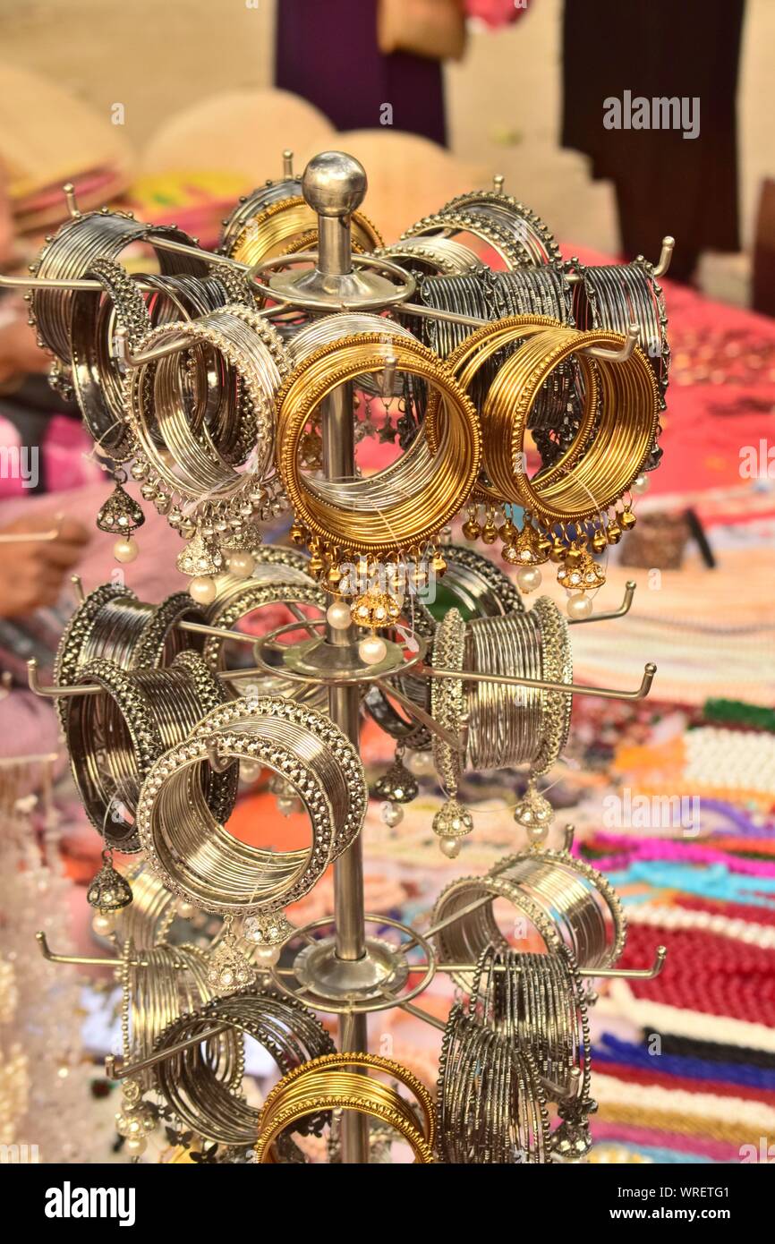 Armbänder und Armreifen aus Metallen und Stadt Gold Stockfoto
